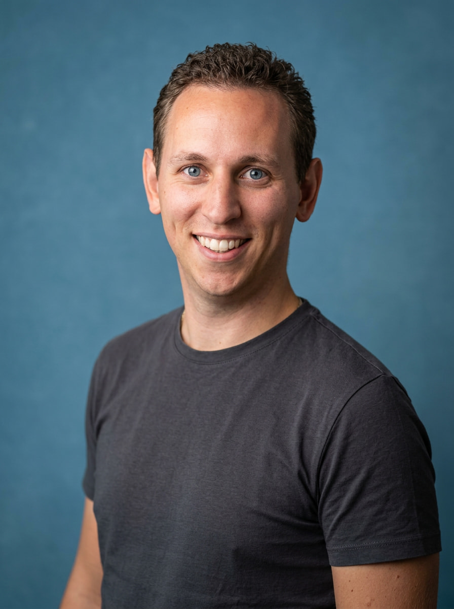 Foto van Tim Zwart met blauwe achtergrond